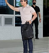 2022-06-17-Tom-Cruise-Arrives-in-Seoul-Candids-002.jpg