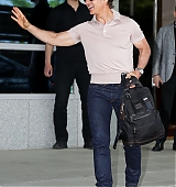 2022-06-17-Tom-Cruise-Arrives-in-Seoul-Candids-005.jpg