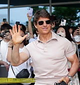 2022-06-17-Tom-Cruise-Arrives-in-Seoul-Candids-008.jpg