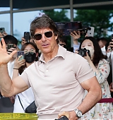 2022-06-17-Tom-Cruise-Arrives-in-Seoul-Candids-011.jpg
