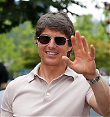 2022-06-17-Tom-Cruise-Arrives-in-Seoul-Candids-012.jpg