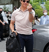 2022-06-17-Tom-Cruise-Arrives-in-Seoul-Candids-014.jpg
