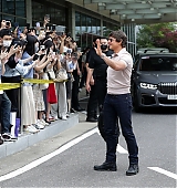 2022-06-17-Tom-Cruise-Arrives-in-Seoul-Candids-016.jpg