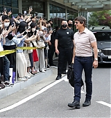2022-06-17-Tom-Cruise-Arrives-in-Seoul-Candids-019.jpg