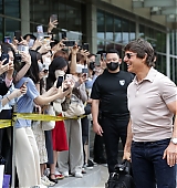 2022-06-17-Tom-Cruise-Arrives-in-Seoul-Candids-022.jpg