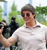 2022-06-17-Tom-Cruise-Arrives-in-Seoul-Candids-023.jpg