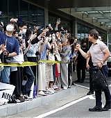 2022-06-17-Tom-Cruise-Arrives-in-Seoul-Candids-024.jpg