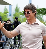 2022-06-17-Tom-Cruise-Arrives-in-Seoul-Candids-026.jpg