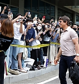 2022-06-17-Tom-Cruise-Arrives-in-Seoul-Candids-029.jpg