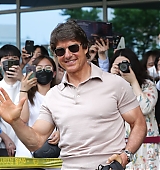 2022-06-17-Tom-Cruise-Arrives-in-Seoul-Candids-037.jpg