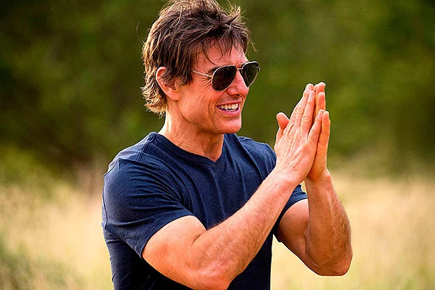 Fans Sing ‘You’ve Lost That Lovin’ Feeling’, while others draw a heart on the sand To Tom Cruise (Video + Photos from South Africa)